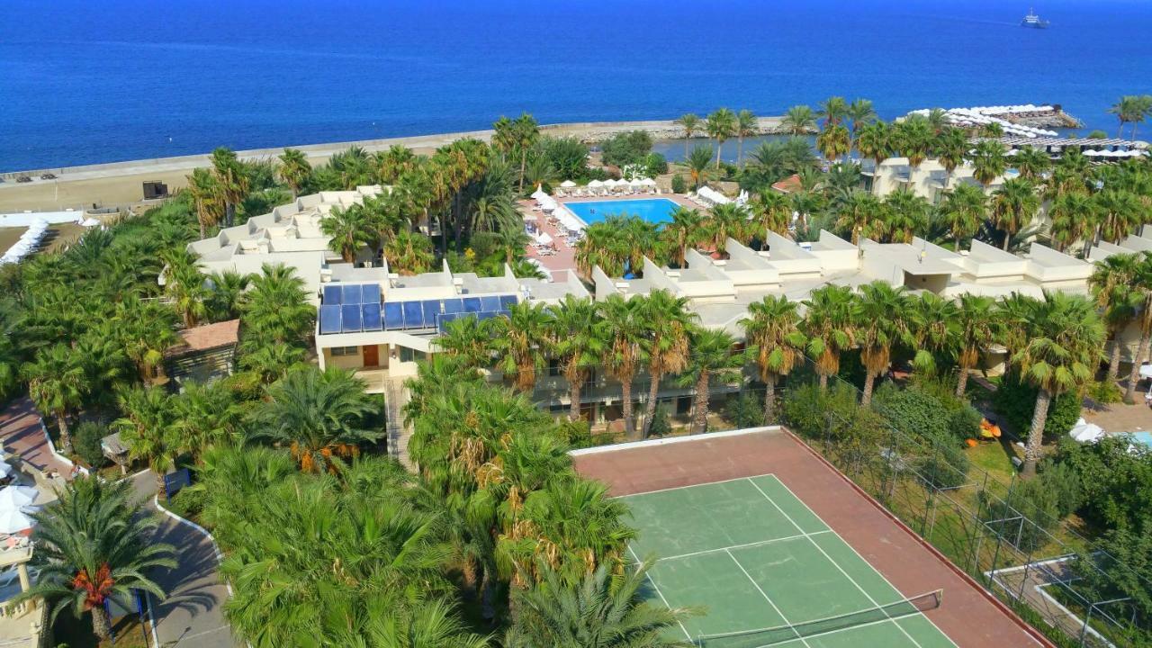 Oscar Beachfront Resort & Spa & Casino 키레니아 외부 사진