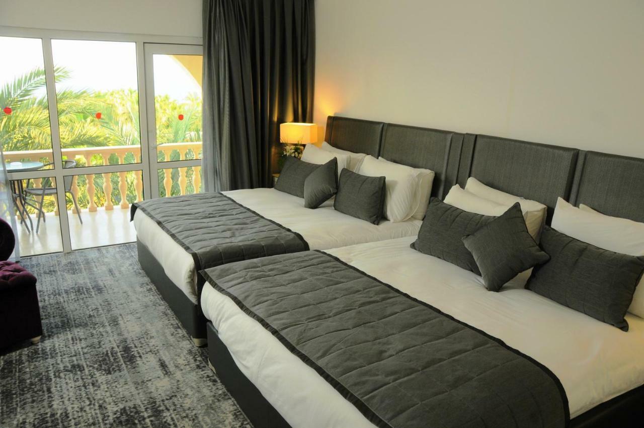Oscar Beachfront Resort & Spa & Casino 키레니아 외부 사진