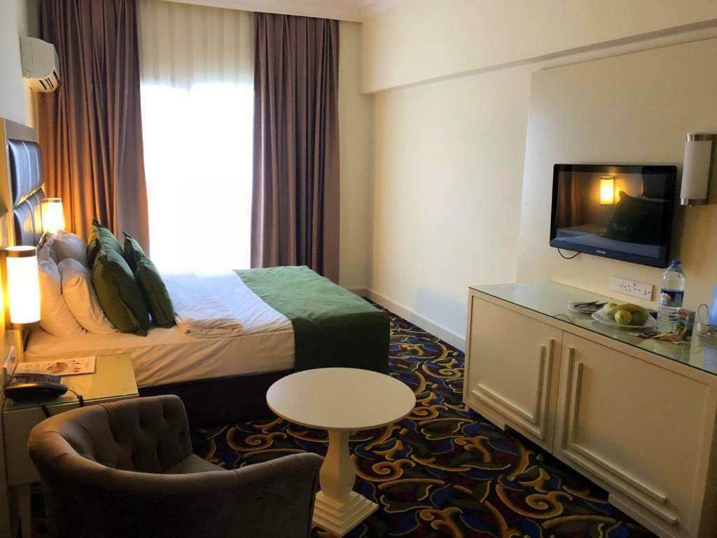 Oscar Beachfront Resort & Spa & Casino 키레니아 외부 사진