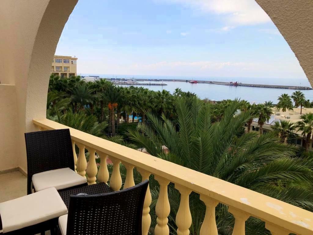 Oscar Beachfront Resort & Spa & Casino 키레니아 외부 사진