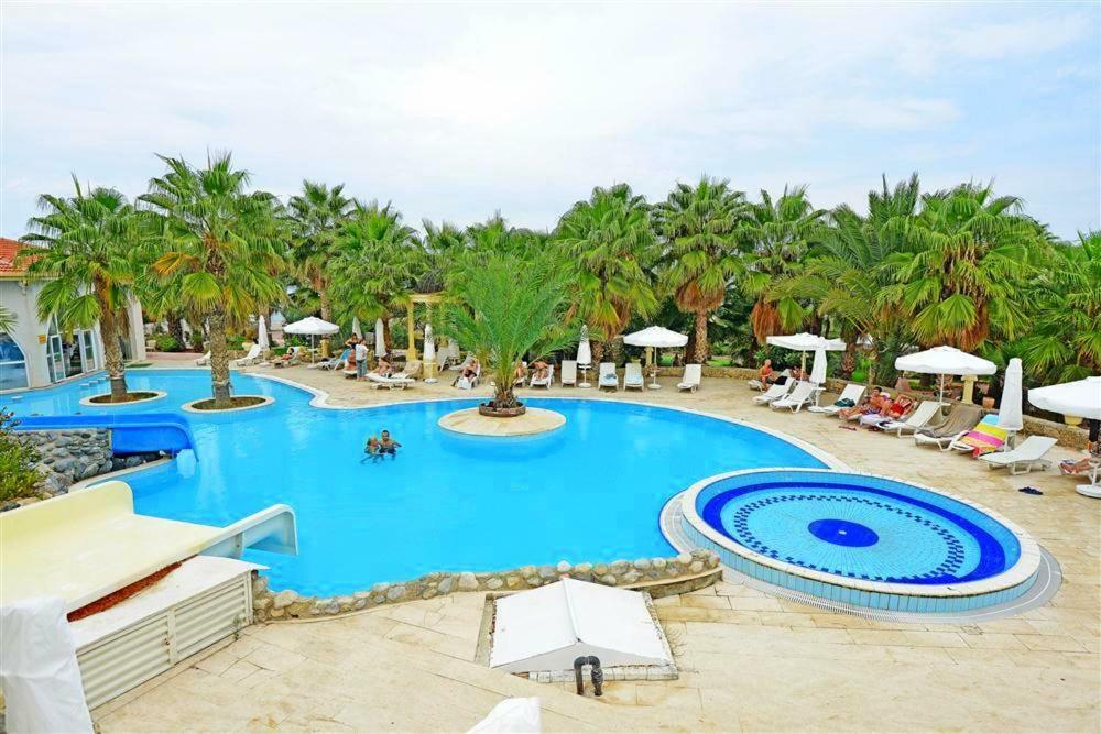 Oscar Beachfront Resort & Spa & Casino 키레니아 외부 사진