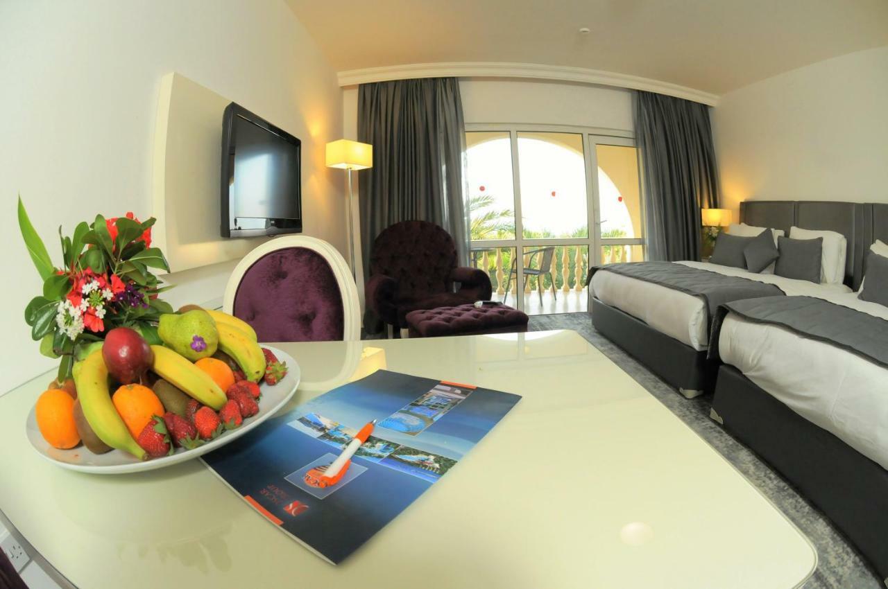 Oscar Beachfront Resort & Spa & Casino 키레니아 외부 사진
