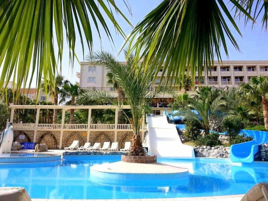 Oscar Beachfront Resort & Spa & Casino 키레니아 외부 사진