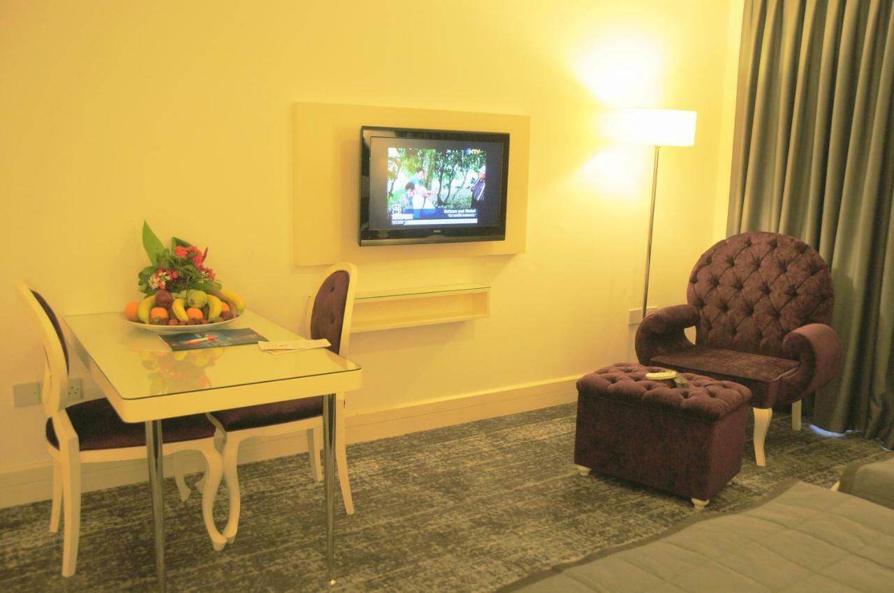 Oscar Beachfront Resort & Spa & Casino 키레니아 외부 사진