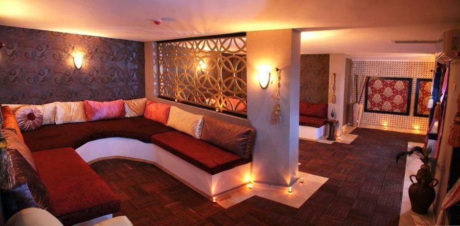Oscar Beachfront Resort & Spa & Casino 키레니아 외부 사진