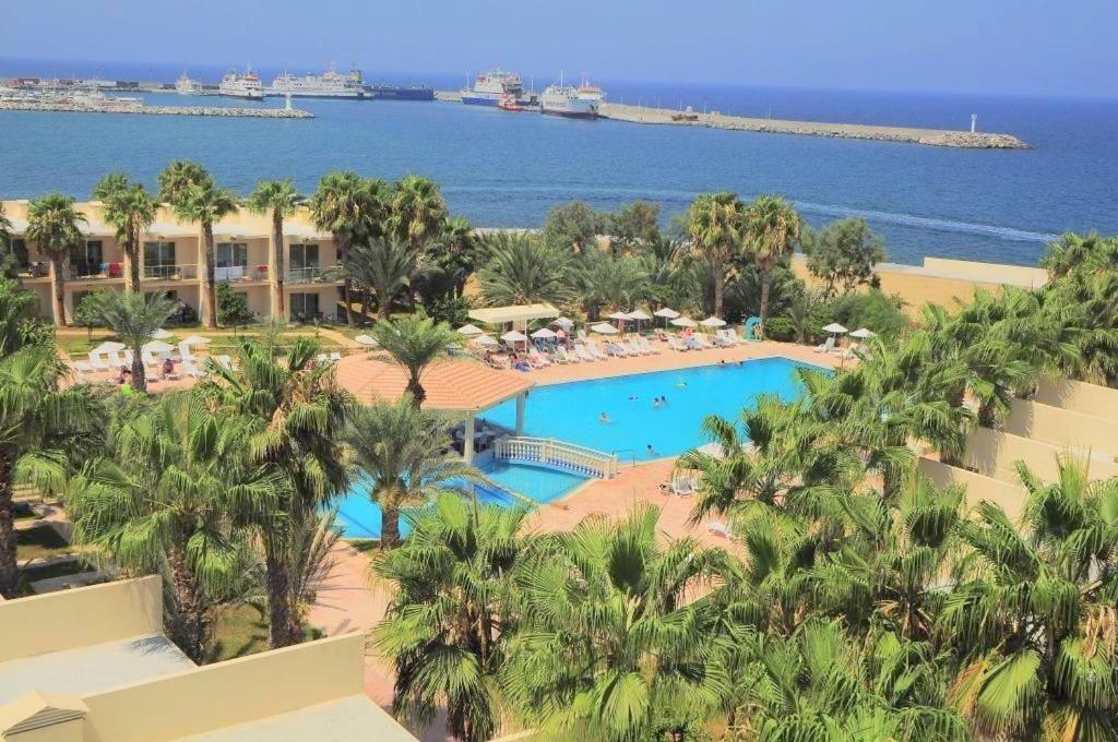Oscar Beachfront Resort & Spa & Casino 키레니아 외부 사진