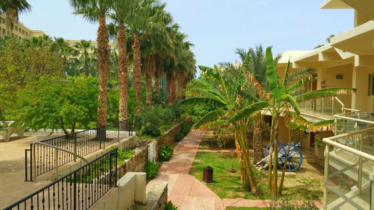 Oscar Beachfront Resort & Spa & Casino 키레니아 외부 사진
